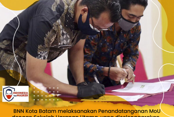 Penandatanganan MOU tentang P4GN antara BNN Kota Batam dan Sekolah Harapan Utama dan Pemeriksaan Urine Kepada Para Guru di Sekolah Harapan Utama