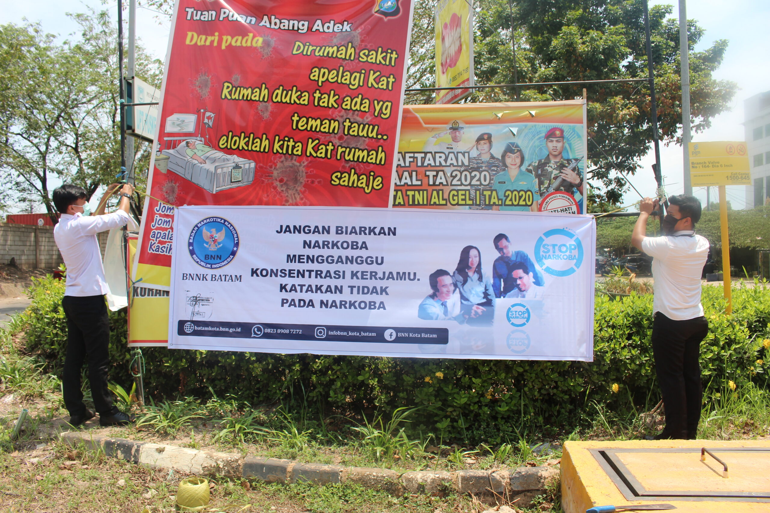 BNN Kota Batam melaksanakan diseminasi informasi melalui pemanfaatan media luar ruang di tengah Pandemi COVID-19 BNN Kota Batam melaksanakan diseminasi informasi melalui pemanfaatan media luar ruang di tengah Pandemi COVID-19
