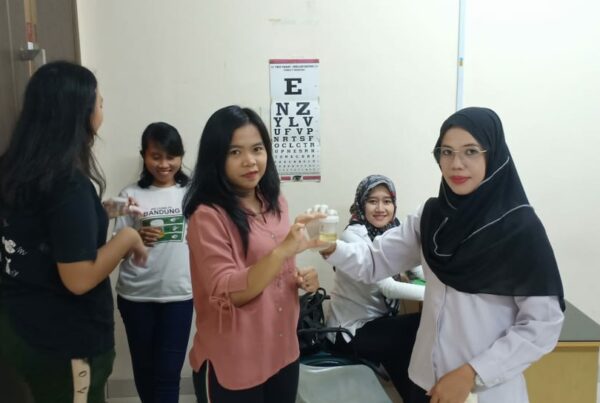 BNN Kota Batam melalui seksi Pencegahan dan Pemberdayaan Masyarakat (P2M) melakukan kegiatan tes urine di SMP Mondial Batam