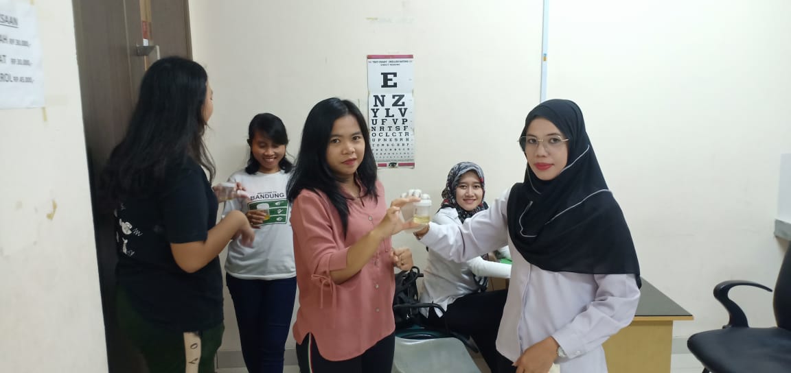 BNN Kota Batam melalui seksi Pencegahan dan Pemberdayaan Masyarakat (P2M) melakukan kegiatan tes urine di SMP Mondial Batam BNN Kota Batam melalui seksi Pencegahan dan Pemberdayaan Masyarakat (P2M) melakukan kegiatan tes urine di SMP Mondial Batam