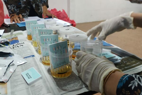 BNN Kota Batam melaksanakan tes urine terhadap pengemudi yang akan membawa rombongan Presiden RI