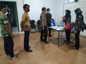 BNN Kota Batam melaksanakan tes urine terhadap pengemudi yang akan membawa rombongan Presiden RI