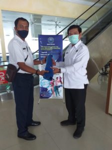 Penyerahan Banner yang bertemakan P4GN kepada pihak Pelabuhan Domestik Sekupang Batam