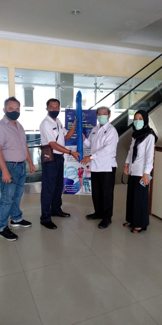Penyerahan Banner yang bertemakan P4GN kepada pihak Pelabuhan Domestik Sekupang Batam Penyerahan Banner yang bertemakan P4GN kepada pihak Pelabuhan Domestik Sekupang Batam