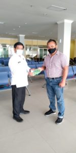 Penyerahan Banner yang bertemakan P4GN kepada pihak Pelabuhan Domestik Sekupang Batam