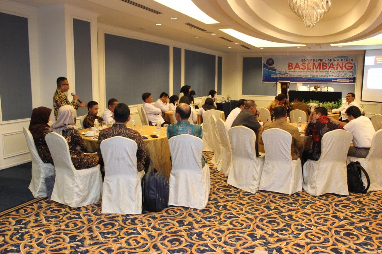 Kepala BNNP Kepri : Terorisme dan Narkoba itu seperti sebuah Pohon, yang memiliki akar, batang, dan buahnya, dimana akarnya harus dicabut agar tidak tumbuh lagi Kepala BNNP Kepri : Terorisme dan Narkoba itu seperti sebuah Pohon, yang memiliki akar, batang, dan buahnya, dimana akarnya harus dicabut agar tidak tumbuh lagi