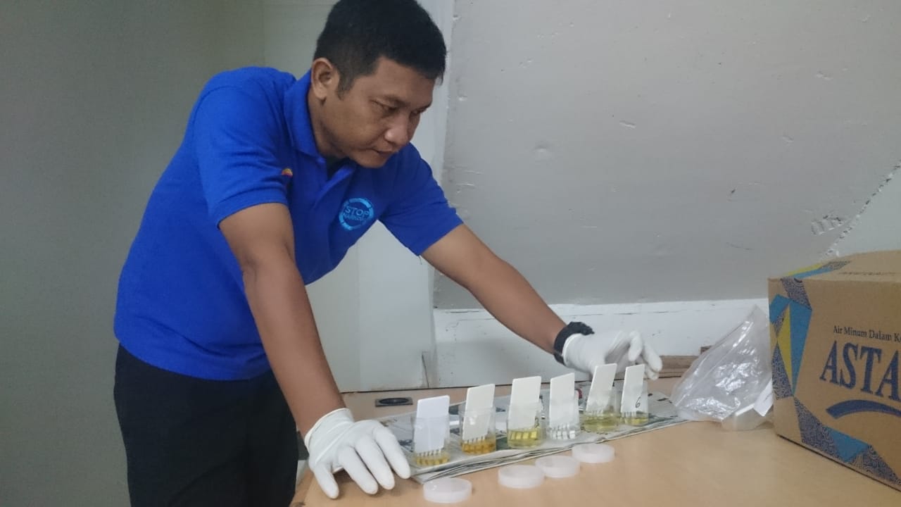 BNN Kota Batam melakukan tes urine terhadap karyawan PT. Adira Finance Batam BNN Kota Batam melakukan tes urine terhadap karyawan PT. Adira Finance Batam