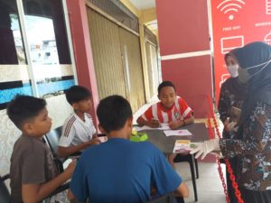 Seksi P2M BNN Kota Batam memberikan Sosialisasi kepada pelajar yang sedang melaksanakan Daring Seksi P2M BNN Kota Batam memberikan Sosialisasi kepada pelajar yang sedang melaksanakan Daring