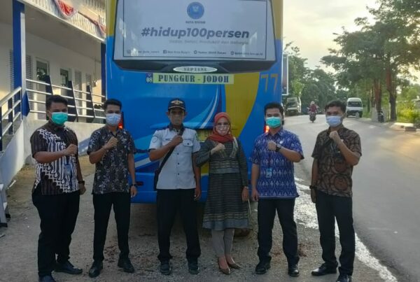Publikasi Slogan BNN #hidup100persen melalui pemasangan sticker pada Bus Trans Batam