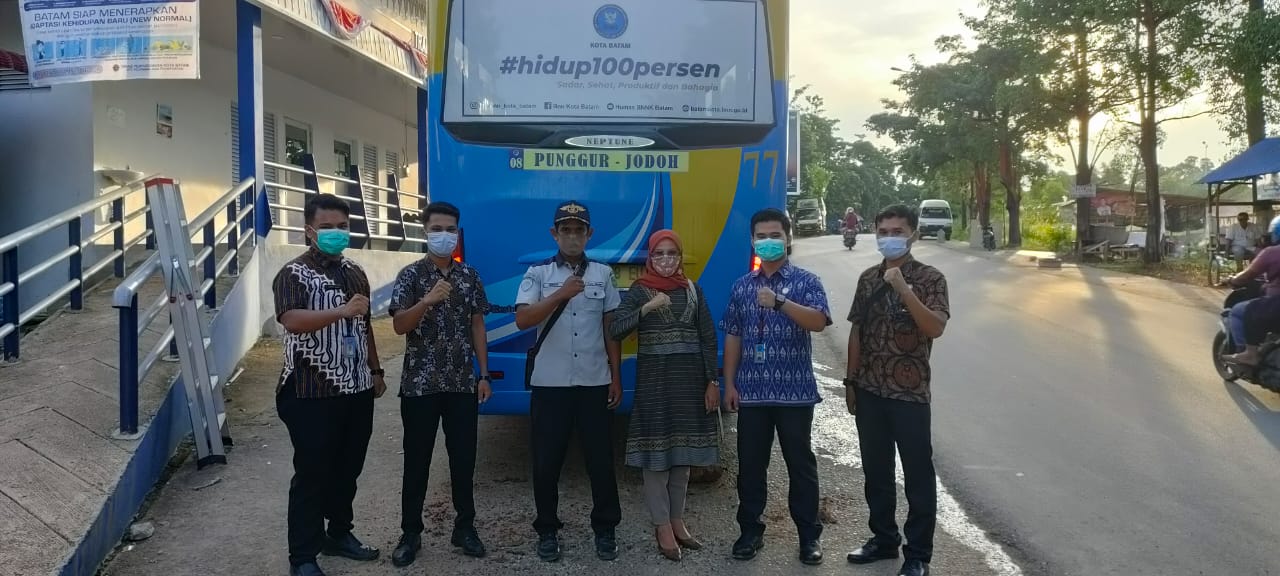 Publikasi Slogan BNN #hidup100persen melalui pemasangan sticker pada Bus Trans Batam Publikasi Slogan BNN #hidup100persen melalui pemasangan sticker pada Bus Trans Batam