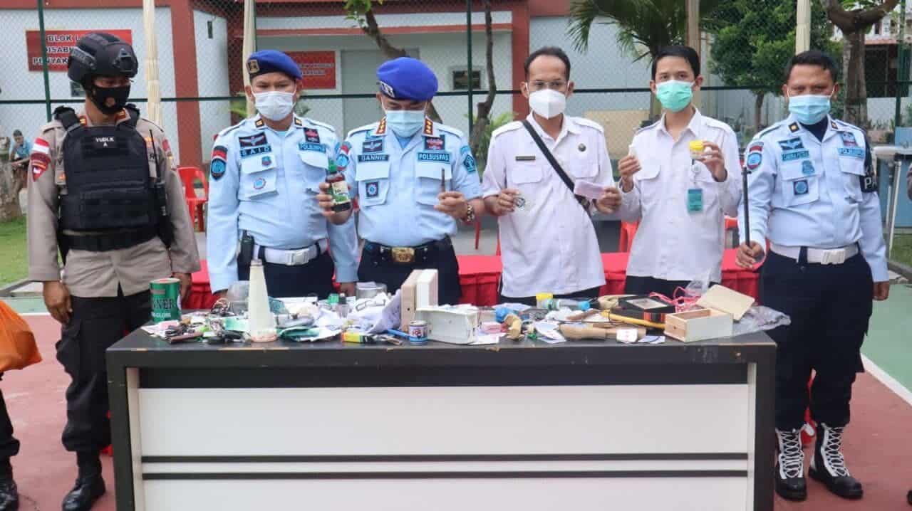 BNN Kota Batam melaksanakan Razia Serentak dalam rangka Hari Bakti Pemasyrakatan ke-57 di Lapas Kelas IIA Batam BNN Kota Batam melaksanakan Razia Serentak unit pelaksana Teknis Pemasyarakatan dalam rangka Hari Bakti Pemasyrakatan ke-57 di Lapas Kelas IIA Batam